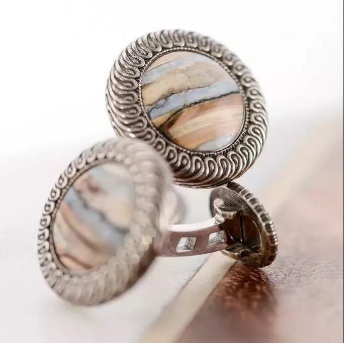 尚麟服飾酒店制服設(shè)計細(xì)節(jié)—紐扣式袖扣 尚麟服飾酒店制服設(shè)計細(xì)節(jié)—紐扣式袖扣